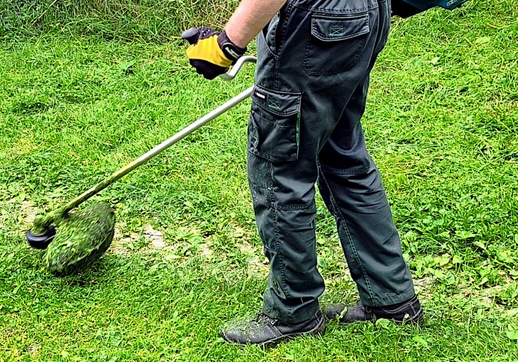 Kosenie vysokej trávy a náletových drevín krovinorezom v ťažko prístupnom teréne