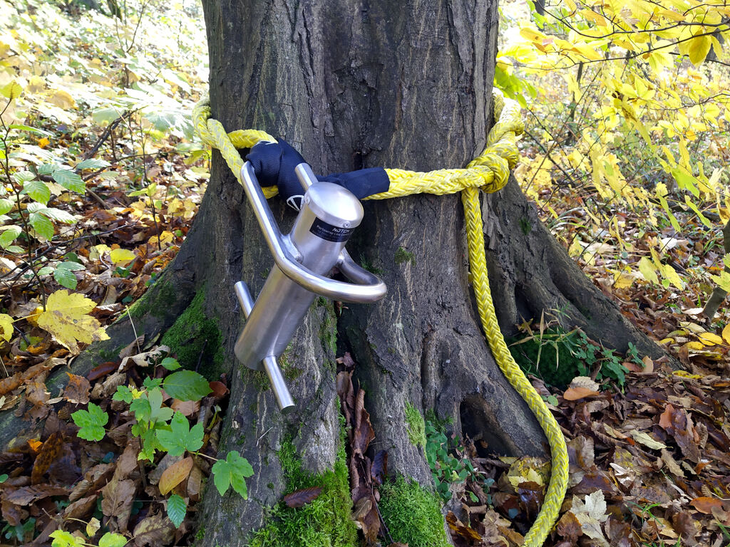 Portawrap ukotvený okolo kmeňa pomocou šlingy na spúšťanie bremien pri výrube stromov