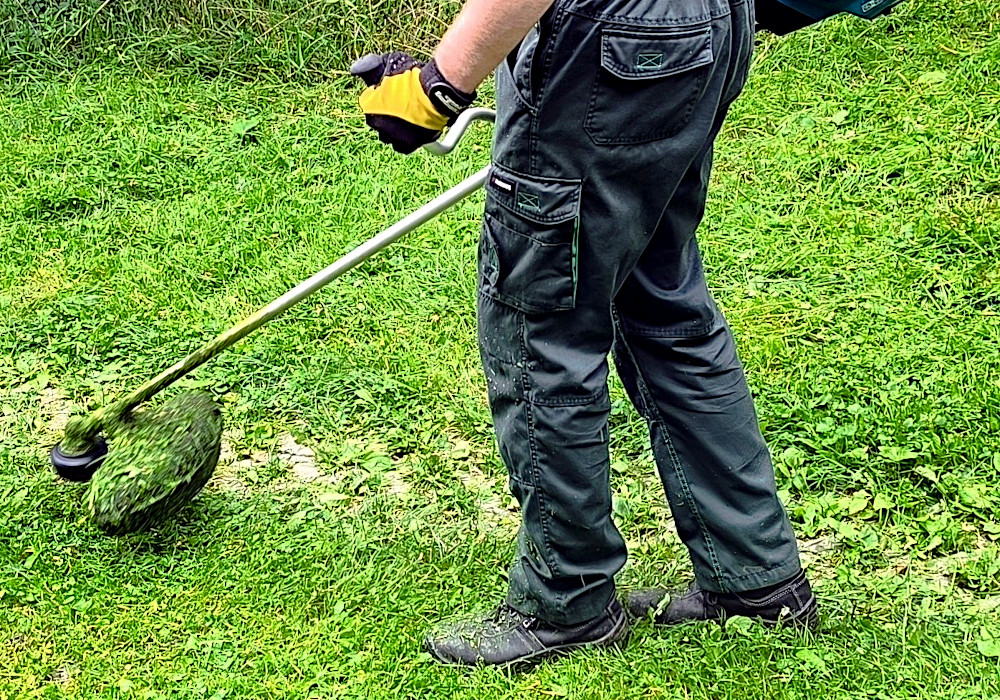 Kosenie vysokej trávy a náletových drevín krovinorezom v ťažko prístupnom teréne