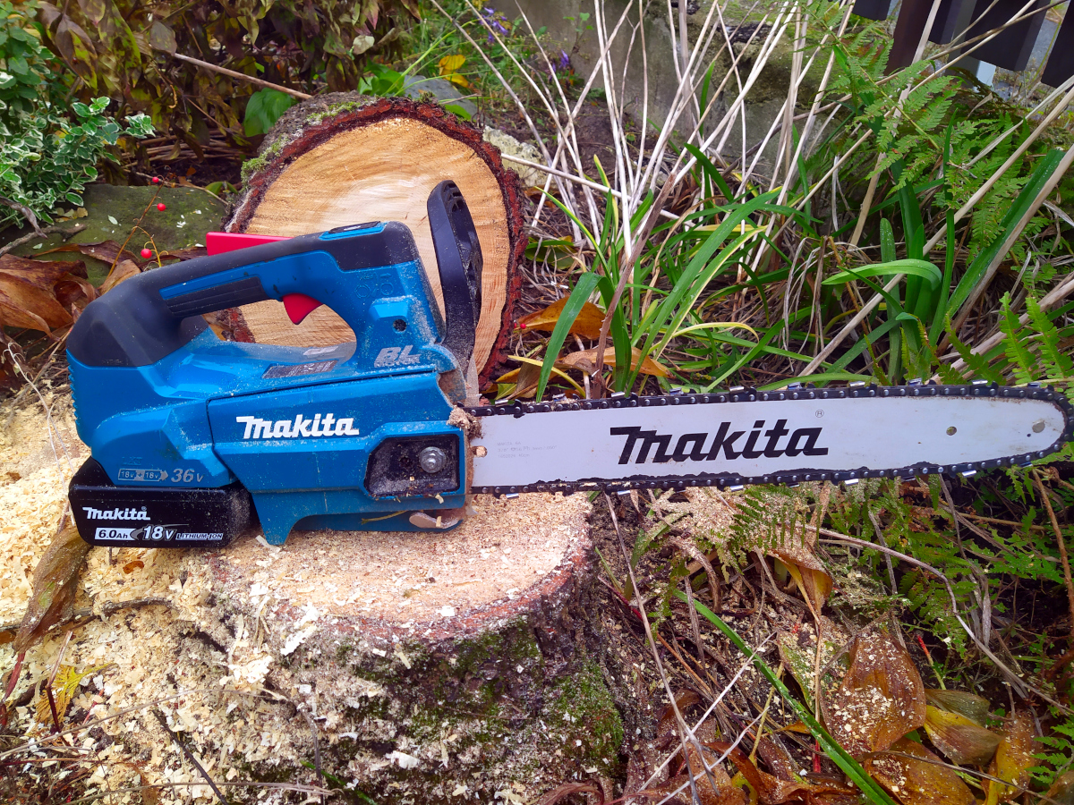 Akumulátorová reťazová píla Makita DUC406ZB – výrub stromu, čistý rez a ekologická prevádzka